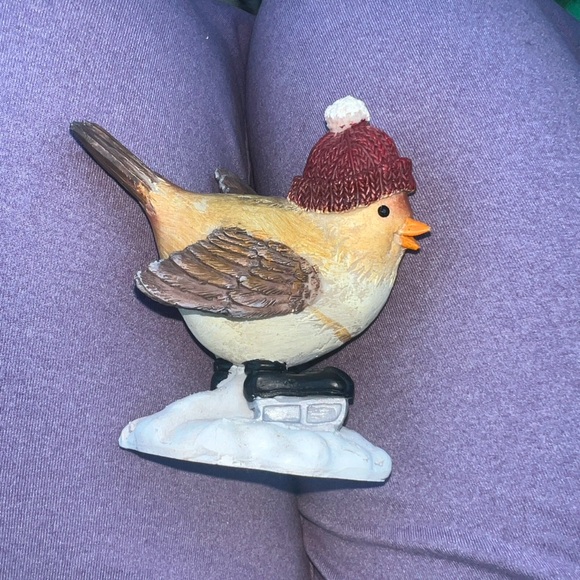 Adorable Small Bird figurine With Winter Hat And Ice Skates. In good condition. - Picture 4 of 6